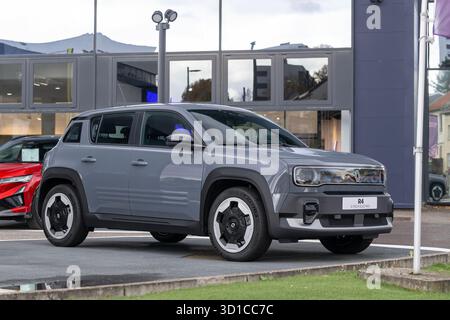 Laxou, Francia - Vista su una Renault 4 grigia e-Tech parcheggiata in un parcheggio. Foto Stock