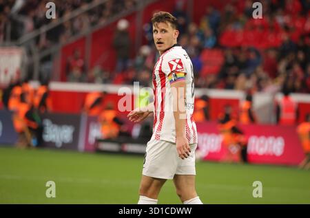 Leverkusen, Germania. 26 ottobre 2025. Maximilian Eggestein (SCF), Leverkusen, Deutschland, 26.10.2025, Fussball Bundesliga, 8) Spieltag, Bayer 04 Leverkusen - SC Freiburg. LE NORMATIVE DFL VIETANO QUALSIASI USO DI FOTOGRAFIE COME SEQUENZE DI IMMAGINI E/O QUASI-VIDEO crediti: Juergen Schwarz/Alamy Live News Foto Stock