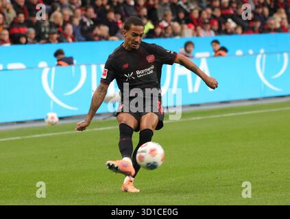 Leverkusen, Germania. 26 ottobre 2025. Arthur (B04), Leverkusen, Deutschland, 26.10.2025, Fussball Bundesliga, 8) Spieltag, Bayer 04 Leverkusen - SC Freiburg. LE NORMATIVE DFL VIETANO QUALSIASI USO DI FOTOGRAFIE COME SEQUENZE DI IMMAGINI E/O QUASI-VIDEO crediti: Juergen Schwarz/Alamy Live News Foto Stock