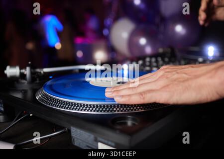 DJ dietro i ponti in un nightclub. Piastra rotante DJ. persone che ballano in un nightclub. discoteca. Foto Stock