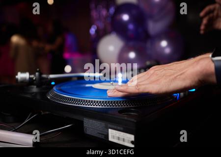 DJ dietro i ponti in un nightclub. Piastra rotante DJ. persone che ballano in un nightclub. discoteca. Foto Stock