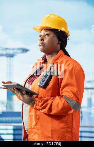 Il progettista di piattaforme offshore utilizza un'app di monitoraggio su tablet per monitorare le emissioni e le prestazioni ambientali. Esperto che esegue la valutazione del rischio ambientale per i cantieri di perforazione Foto Stock