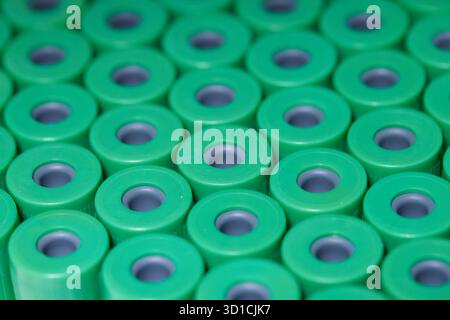 Preparazione per Plasmolifting. Provette per prelievo ematico in due strati divisi per centrifugazione dopo la manipolazione di personalizzazione. Foto Stock