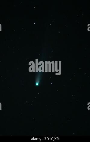 Madrid, Spagna. 27 ottobre 2025. La cometa C/2025 A6 (Lemmon) attraversa il cielo da Buitrago de Lozoya, a nord di Madrid. Scoperta dal Mount Lemmon Survey nel gennaio 2025, la cometa si sta avvicinando più vicino alla Terra prima di raggiungere il perielio all'inizio di novembre. Crediti: Marcos del Mazo/Alamy Live News Foto Stock