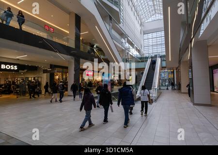 Montreal, Canada - 25 ottobre 2025: Persone che camminano all'interno del centro commerciale Eaton Center Foto Stock