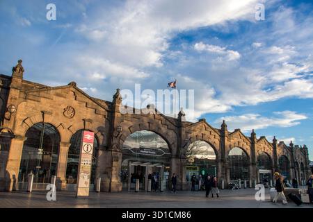 Il flusso dei passeggeri di fronte alla stazione EMR Sheffield Foto Stock