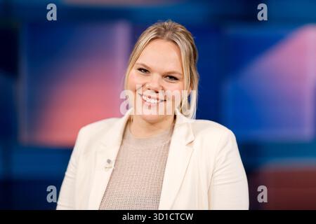 L'imprenditrice Clara Hunnenberg, capo di un'azienda artigianale per pavimentazioni, ha partecipato al talk show ARD "hart aber Fair" presso gli studi WDR di Colonia. Colonia, 27 ottobre 2025 Foto Stock