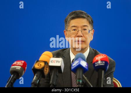 Teheran, Iran. 27 ottobre 2025. Cong Peiwu, ambasciatore cinese in Iran, parla durante una conferenza stampa presso l'ambasciata cinese a Teheran. Credito: SOPA Images Limited/Alamy Live News Foto Stock