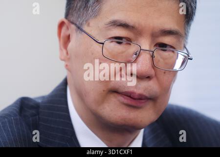 Teheran, Iran. 27 ottobre 2025. Cong Peiwu, ambasciatore cinese in Iran, parla durante una conferenza stampa presso l'ambasciata cinese a Teheran (foto di Foad Ashtari/SOPA Images/Sipa USA) credito: SIPA USA/Alamy Live News Foto Stock