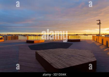 Passerella sul lungomare di Tauranga e belvedere retroilluminato dall'alba con motivi ed effetti d'ombra. Foto Stock