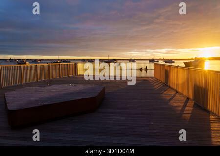Passerella sul lungomare di Tauranga e belvedere retroilluminato dall'alba con motivi ed effetti d'ombra. Foto Stock
