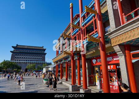 Scena di strada con la torretta Zhengyangmen nella trendy via Qianmen a Pechino Foto Stock
