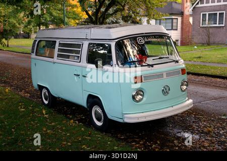 Classico camper Volkswagen bicolore degli anni '1970 parcheggiato in una strada residenziale Foto Stock