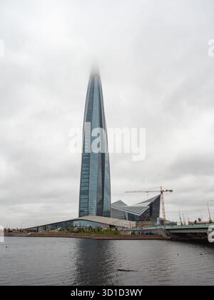 San Pietroburgo, Russia. 26 ottobre 2025. Il Lakhta Center visto. Il Lakhta Center è un complesso multifunzionale situato sulla riva del Golfo di Finlandia nel distretto di Primorsky. È l'ufficio centrale di Gazprom. (Foto di Igor Podgorny/SOPA Images/Sipa USA) credito: SIPA USA/Alamy Live News Foto Stock