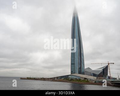 San Pietroburgo, Russia. 26 ottobre 2025. Il Lakhta Center visto. Il Lakhta Center è un complesso multifunzionale situato sulla riva del Golfo di Finlandia nel distretto di Primorsky. È l'ufficio centrale di Gazprom. (Foto di Igor Podgorny/SOPA Images/Sipa USA) credito: SIPA USA/Alamy Live News Foto Stock