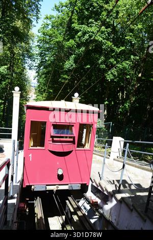 La funicolare che sale fino alla piattaforma di osservazione Aleksotas a Kaunas, Lituania. Foto Stock