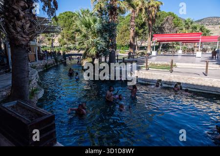 Hieropolis, Turchia, 10 ottobre 203. Persone che fanno un bagno nella piscina delle cleoptarts, un bagno nelle rovine storiche dell'antica città romana di Hieropolis, vicino a Pamukala, nell'odierna Turchia Foto Stock