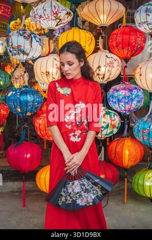 Donna asiatica che indossa la cultura tradizionale del Vietnam e lanterne hoi An nell'antica città di Hoi An Foto Stock