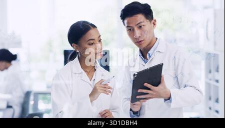 Tablet, scienziato e team con parete in vetro in laboratorio per formula chimica, brainstorming o pianificazione. Tecnologia, scienza e persone con Consiglio per Foto Stock