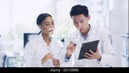 Scrittura, parete di vetro e team di scienziati con formula chimica, ricerca e molecola. Laboratorio, scienza e persone con bordo per equazione, medico Foto Stock