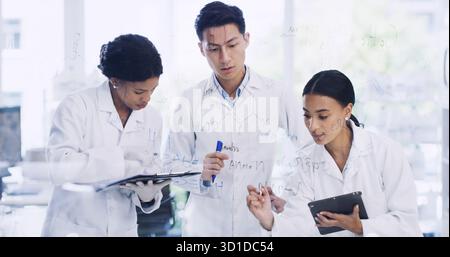 Scrittura, scienziato e team con parete di vetro per formula, lista di controllo di pianificazione o molecola chimica. Gruppo scientifico, persone ed equazioni a bordo in laboratorio Foto Stock