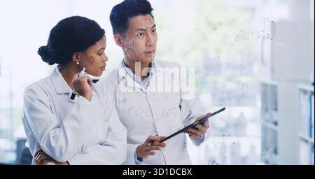 Tablet, parete di vetro e team di scienziati con formula chimica, ricerca o molecola. Tecnologia, scienza e persone con consigli per l'equazione chimica Foto Stock