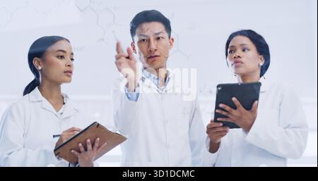 Laboratorio, parete di vetro e team di scienziati con formula chimica, ricerca o molecola. Scienza tablet e persone con scheda per equazione chimica Foto Stock