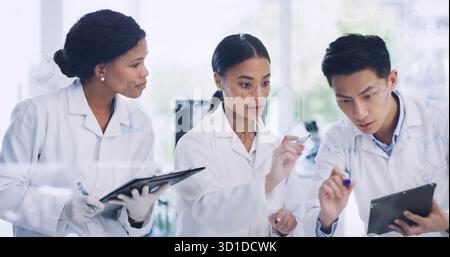 Scrittura, scienziato e gruppo con parete di vetro per formula, pianificazione o molecola chimica. Team scientifico, persone ed equazioni a bordo in laboratorio, problema Foto Stock