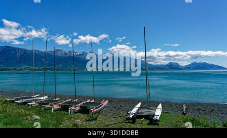 Sei catamarani a vela a doppio scafo sulla spiaggia di Kaikoura, Canterbury, isola sud, Aotearoa / nuova Zelanda. Foto Stock