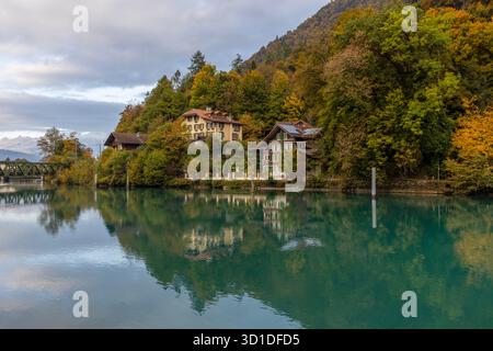 La località turistica di Interlaken, situata tra due laghi e tagliata in due dal turchese fiume Aare nell'Oberland Bernese Foto Stock