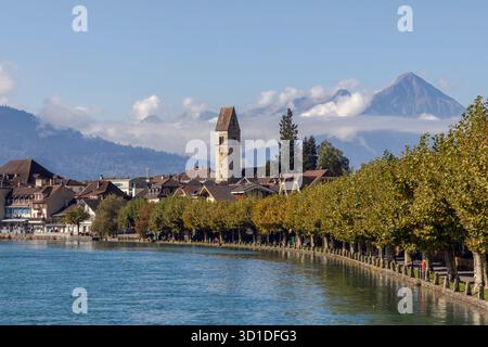 La località turistica di Interlaken, situata tra due laghi e tagliata in due dal turchese fiume Aare nell'Oberland Bernese Foto Stock