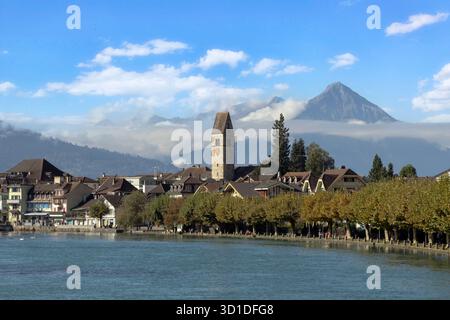 La località turistica di Interlaken, situata tra due laghi e tagliata in due dal turchese fiume Aare nell'Oberland Bernese Foto Stock