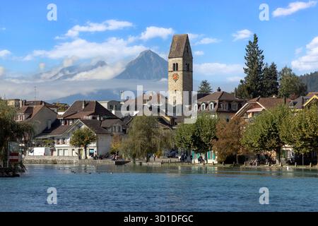 La località turistica di Interlaken, situata tra due laghi e tagliata in due dal turchese fiume Aare nell'Oberland Bernese Foto Stock