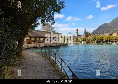 La località turistica di Interlaken, situata tra due laghi e tagliata in due dal turchese fiume Aare nell'Oberland Bernese Foto Stock