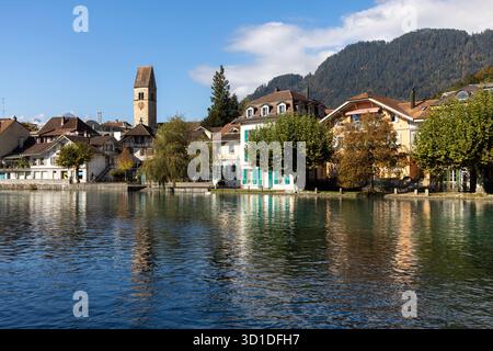 La località turistica di Interlaken, situata tra due laghi e tagliata in due dal turchese fiume Aare nell'Oberland Bernese Foto Stock
