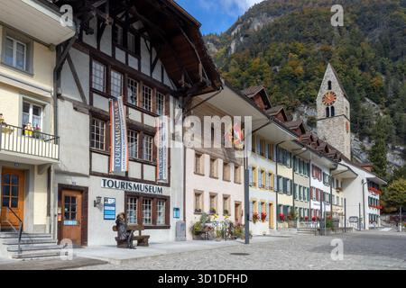 La località turistica di Interlaken, situata tra due laghi e tagliata in due dal turchese fiume Aare nell'Oberland Bernese Foto Stock