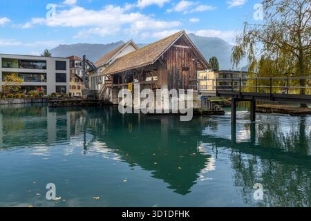 La località turistica di Interlaken, situata tra due laghi e tagliata in due dal turchese fiume Aare nell'Oberland Bernese Foto Stock