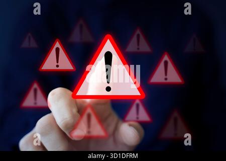 Concetto di avviso di sicurezza informatica che mostra una persona che tocca il triangolo rosso con un punto esclamativo che rappresenta il pericolo, il guasto del sistema, il rischio no Foto Stock