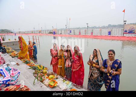 NUOVA DELHI, INDIA - OTTOBRE 27: I devoti si esibiscono in puja al Vasudev Ghat in occasione del Chhath Puja il 27 ottobre 2025 a nuova Delhi, India. La festa indù di quattro giorni di Chhath Puja viene celebrata ogni anno per onorare Lord Surya il Dio Sole e sua sorella, Chhathi Maiya, considerata la sesta forma di devi Prakriti. È ampiamente osservato in Uttar Pradesh, Bihar, Jharkhand, Madhya Pradesh e Bengala Occidentale. Foto di Arvind Yadav/i devoti dell'Hindustan Times celebrano il Chhath Puja Festival Foto Stock