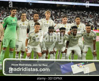 Madrid, Spagna. 25 ottobre 2025. Team Real Madrid durante la partita di la Liga tra Real Madrid e FC Barcelona il 26 ottobre 2025 allo stadio Bernabeu di Madrid, Spagna - foto Laurent Lairys credito: Abaca Press/Alamy Live News Foto Stock