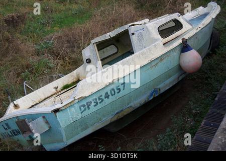 Saint-Valery-sur-somme, Hauts-de-France, Francia-ottobre 31 2004: Una piccola barca abbandonata con una cabina coperta spiaggiata sulla riva dell'estuario della somme Foto Stock