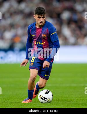 Madrid, Spagna. 27 ottobre 2025. Pedri del FC Barcelona durante la Liga EA Sports match tra Real Madrid CF e FC Barcelona giocato allo stadio Santiago Bernabeu il 26 ottobre 2025 a Madrid. (Foto di Cesar Cebolla/PRESSIN) credito: PRESSINPHOTO SPORTS AGENCY/Alamy Live News Foto Stock