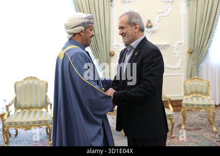 Teheran, Iran. 27 ottobre 2025. Il presidente iraniano MASOUD PEZESHKIAN (R) incontra a Teheran il ministro degli interni dell'Oman HAMOUD BIN FAISAL AL BUSAIDI (L). (Immagine di credito: © Presidenza iraniana tramite ZUMA Press Wire) SOLO USO EDITORIALE! Non per USO commerciale! Foto Stock