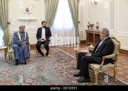 Teheran, Iran. 27 ottobre 2025. Il presidente iraniano MASOUD PEZESHKIAN (R) incontra a Teheran il ministro degli interni dell'Oman HAMOUD BIN FAISAL AL BUSAIDI (L). (Immagine di credito: © Presidenza iraniana tramite ZUMA Press Wire) SOLO USO EDITORIALE! Non per USO commerciale! Foto Stock