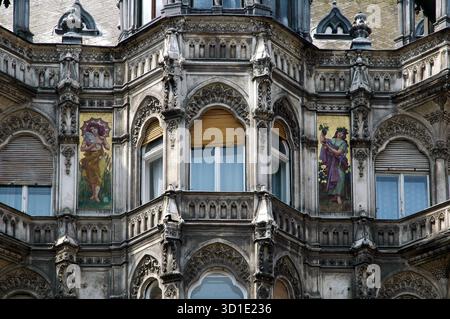 Sevara House un eclettico edificio neogotico costruito nel 1896 a Budapest, Ungheria. L'edificio presenta mosaici Art Nouveau sulla sua facciata, creati da Miksa Róth intorno al 1900. Questi mosaici sono allegorie delle quattro stagioni. L'architetto dell'edificio fu Ernő Schannen. Foto Stock