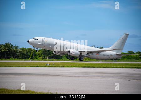 251024-N-ML137-1051 DIEGO GARCIA, territorio britannico dell'Oceano Indiano (24 ottobre 2025) Un aereo da pattuglia e ricognizione marittimo multimissione P-8I pose Foto Stock