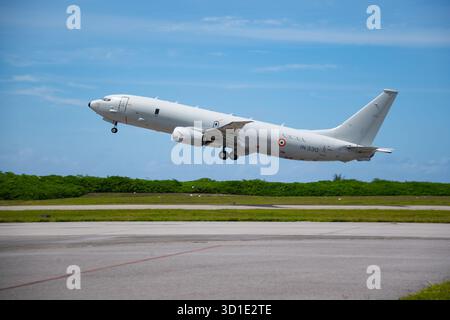 251024-N-ML137-1055 DIEGO GARCIA, territorio britannico dell'Oceano Indiano (24 ottobre 2025) Un aereo da pattuglia e ricognizione marittimo multimissione P-8I pose Foto Stock