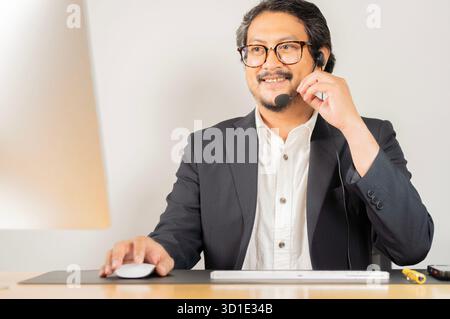 Servizio clienti, call center e ritratto di un uomo asiatico adulto lavorano su computer per la vendita di assicurazioni, assistenza o consulenza. Foto Stock