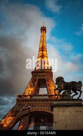 Parigi, Francia, Europa: Skyline al crepuscolo, vista della Torre Eiffel, illuminata, vista dal ponte Pont d'Iena Foto Stock