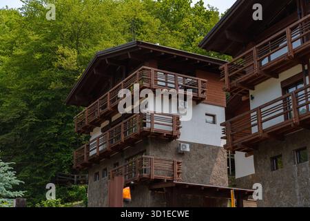 Bellissime case in stile tedesco alpino sulle montagne Foto Stock